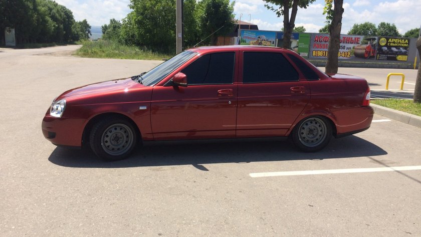 Лада Приора седан красная