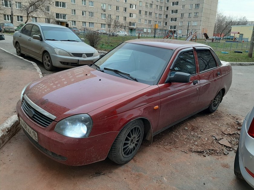 Лада Приора седан красная
