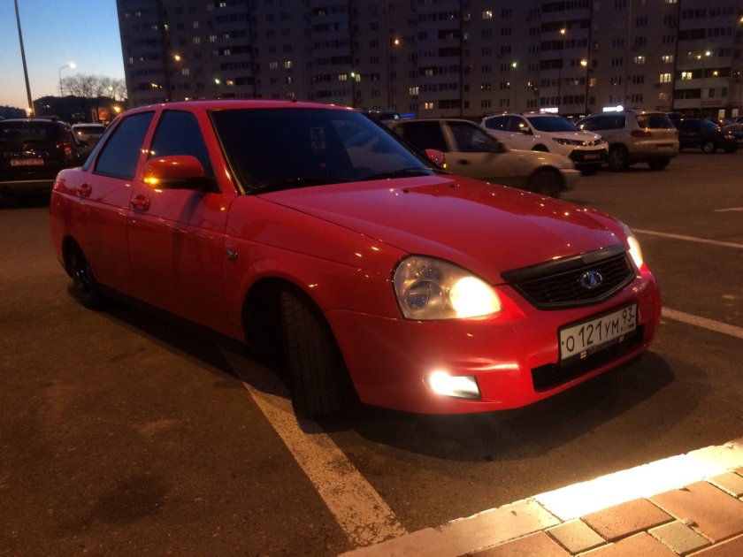 Лада Приора хэтчбек красная
