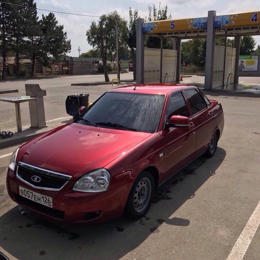Лада Приора седан красная
