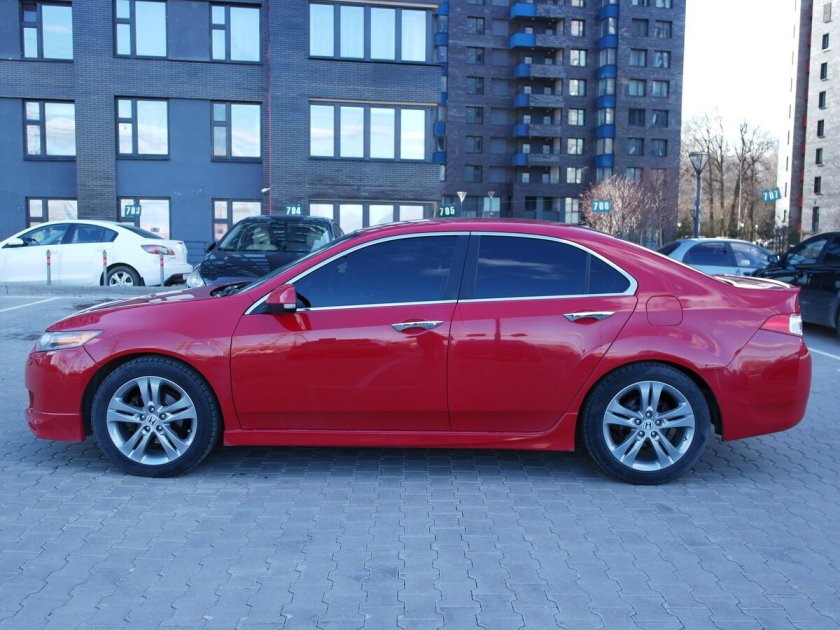 Honda Accord красная
