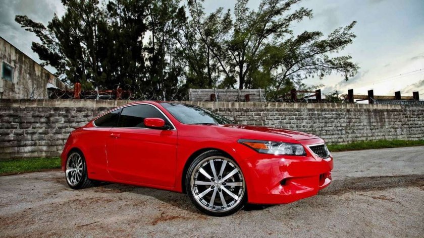 Honda Accord красная