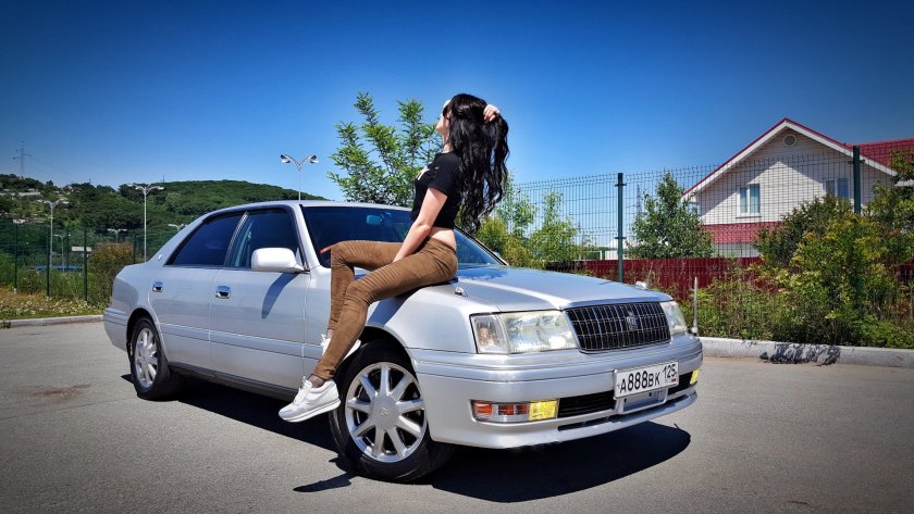 Toyota Crown девушки