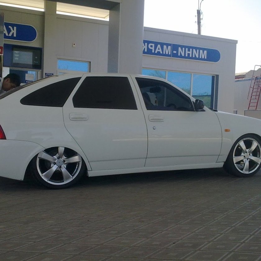 Белая тюнинговая Приора