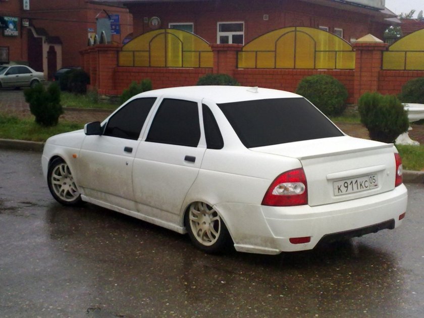 Белая четкая Приора седан