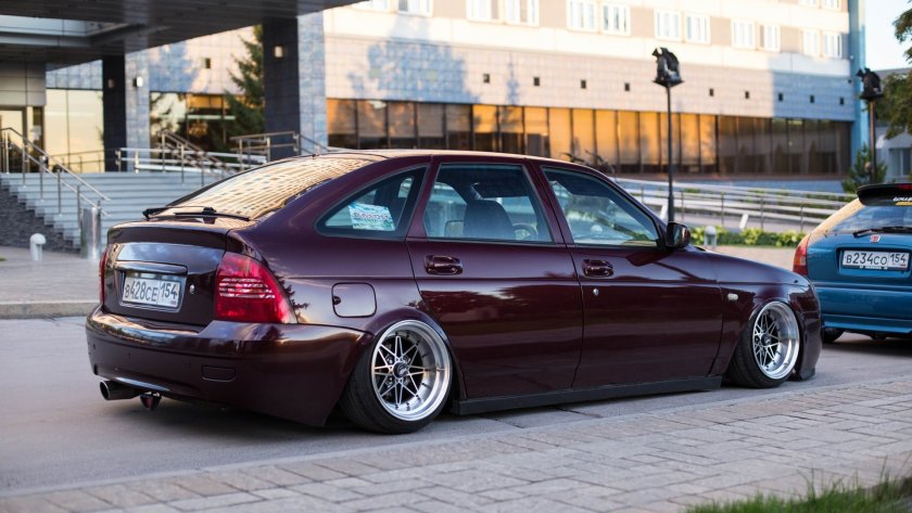 Lada Priora stance