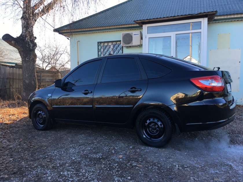Лада Гранта лифтбэк черная