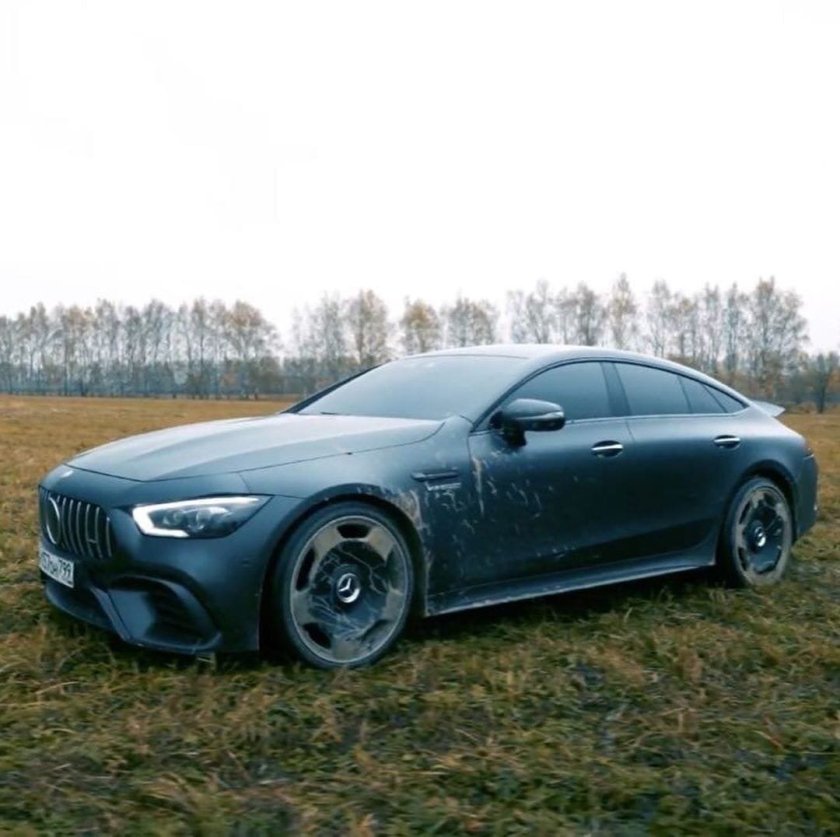 Mersedes AMG gt в деревне
