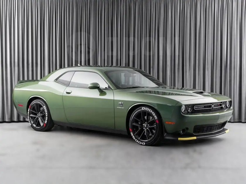 Dodge Challenger матовый хаки