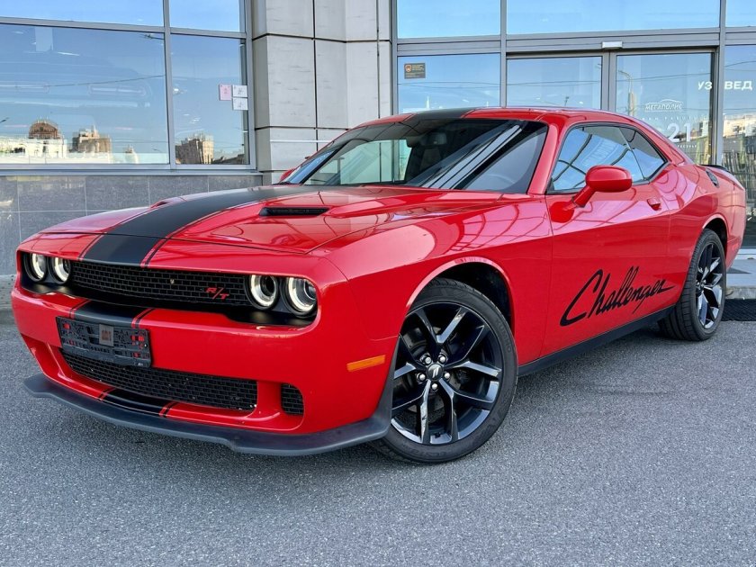 Dodge красный