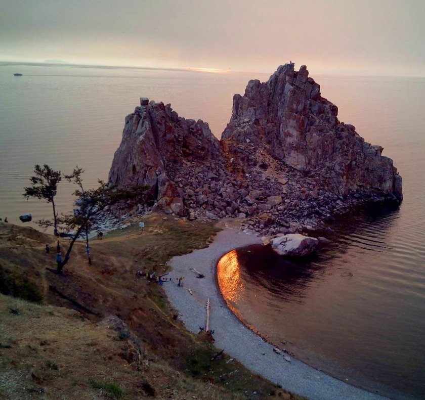 Скала Шаманка на Байкале