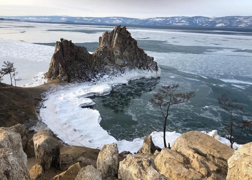 Скала Шаманка на Байкале