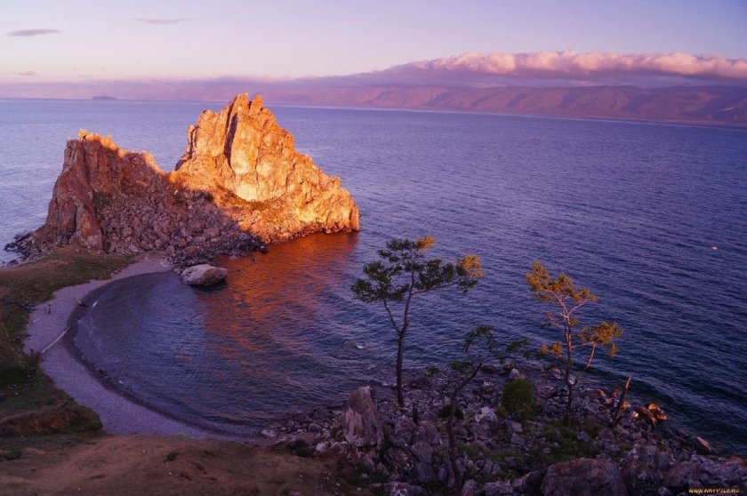 Скала Шаманка на Байкале
