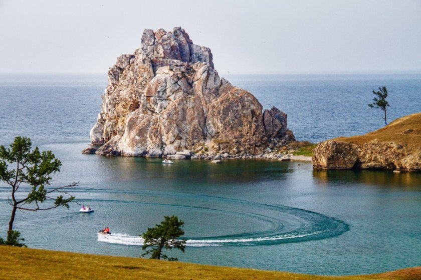 Скала Шаманка на Байкале