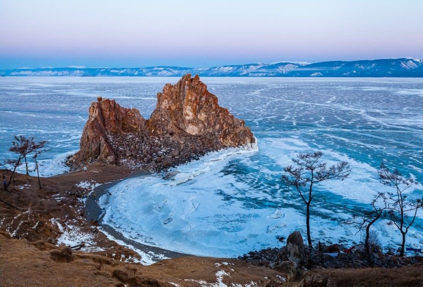 Скала Шаманка на Байкале