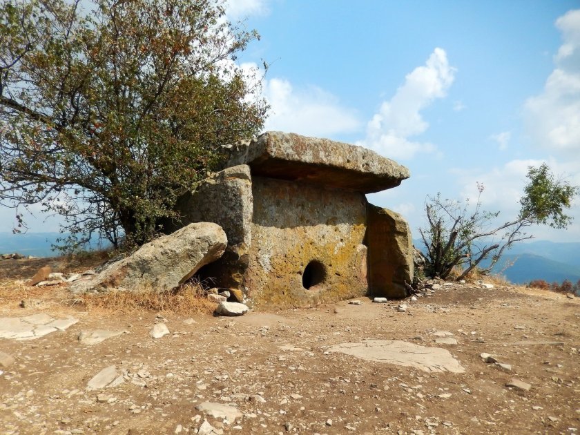 Гора Нексис дольмен Солнечный