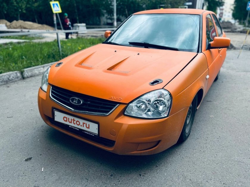 Оранжевая Приора седан