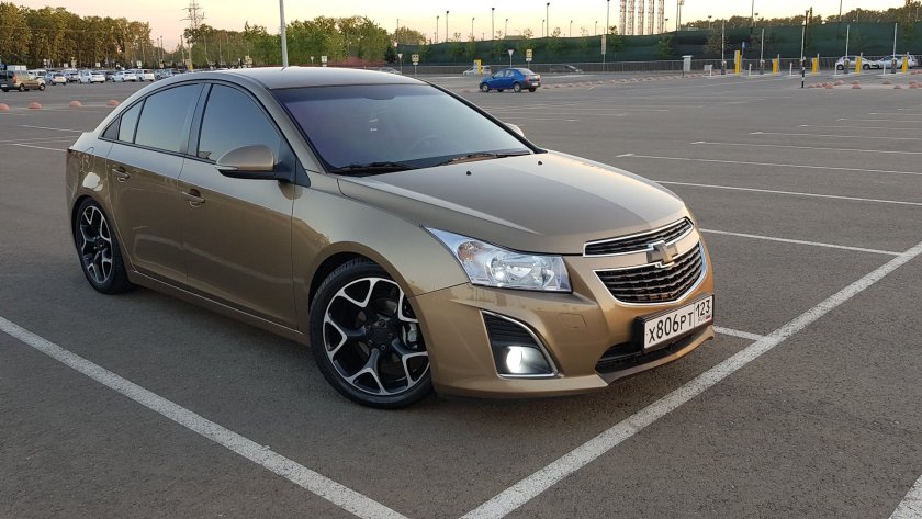 Chevrolet Cruze золотистый