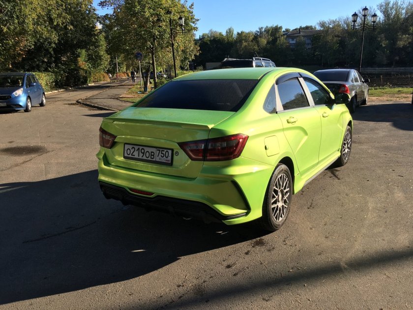 Лада Веста лайм в обвесе
