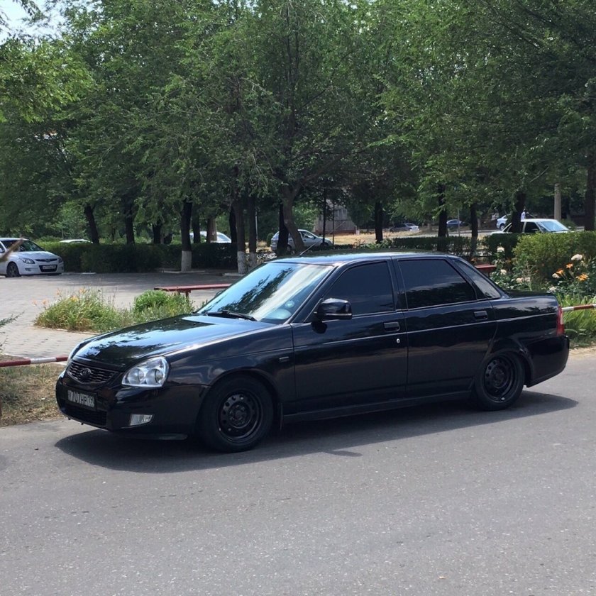 Черная Приора седан на штампах