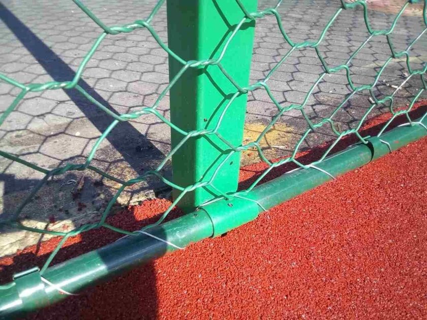 Ограждение из сетки двойного кручения для спортивной площадки