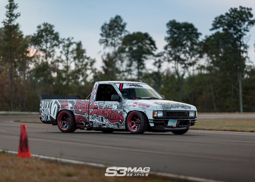 Ниссан Pickup дрифт