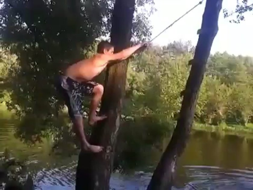 Самый толстый человек в мире прыгает с тарзанки в воду