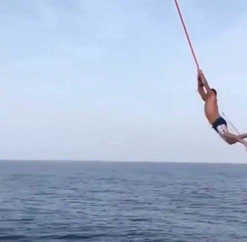 Люди прыгают в море с яхты