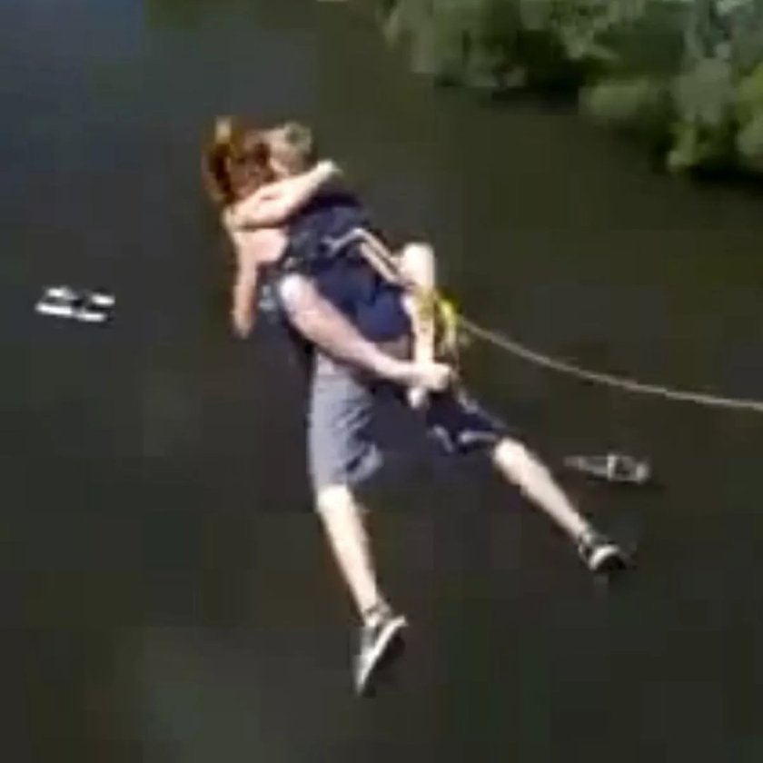 Прыжок с тарзанки девушка