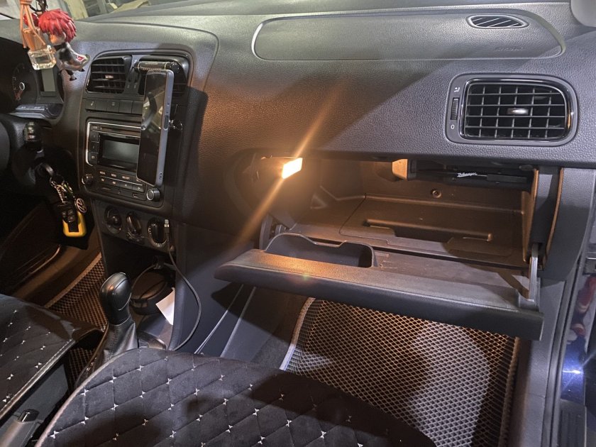Лампочка в перчаточном бардачке Outlander PHEV