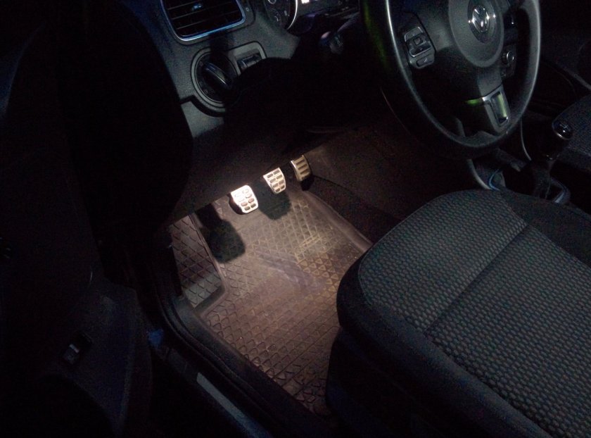 Штатная подсветка ног VW Polo sedan