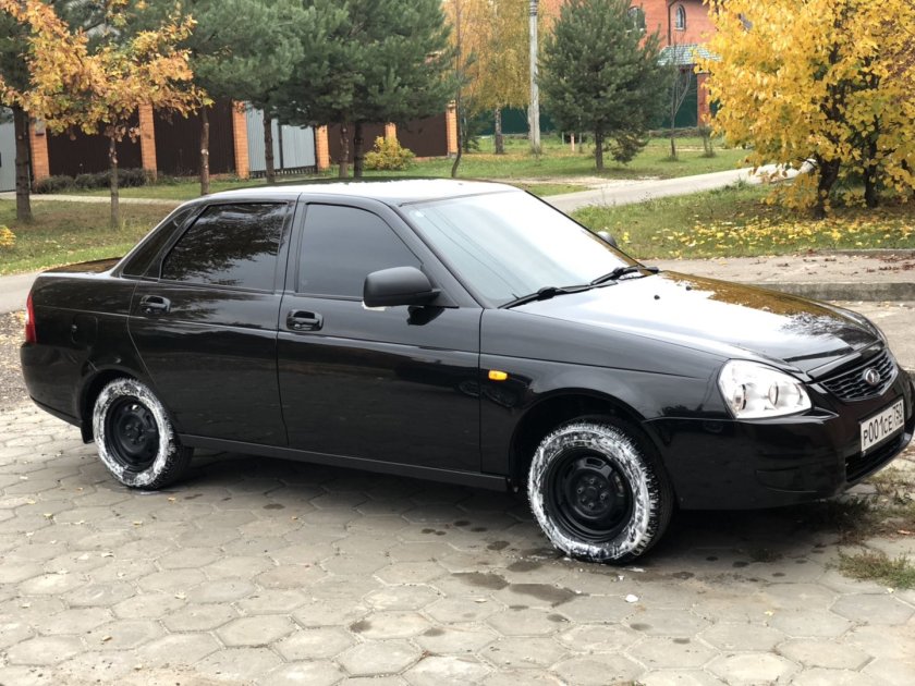 Черная Лада Приора седан