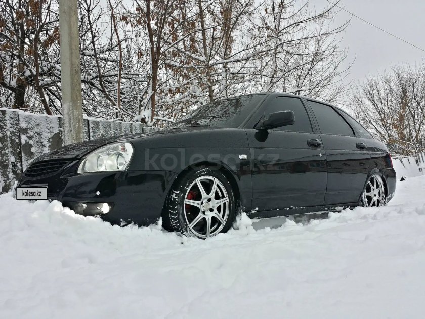 Черная Лада Приора хэтчбек зимой