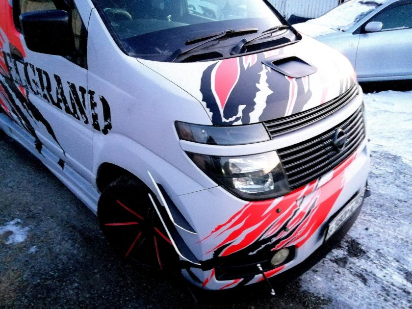 Наклейки на авто Nissan Elgrand