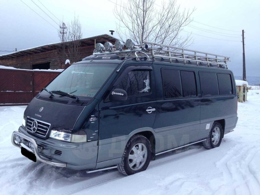 SSANGYONG Istana красный Чикой