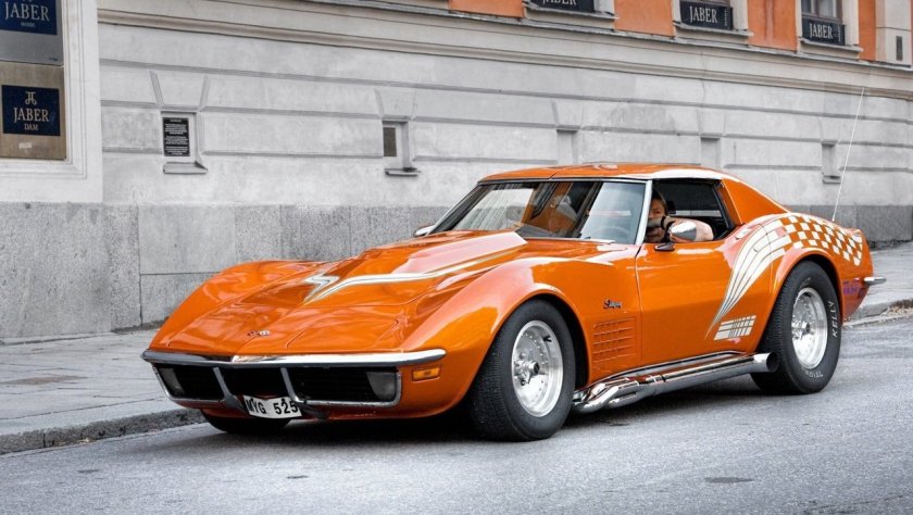Оранжевый Chevrolet Corvette