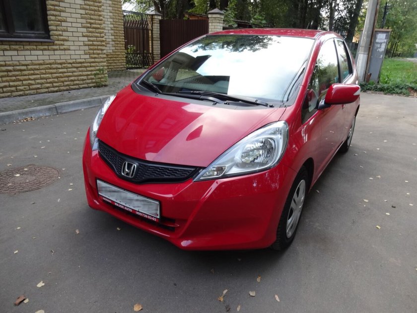 Honda Fit красная