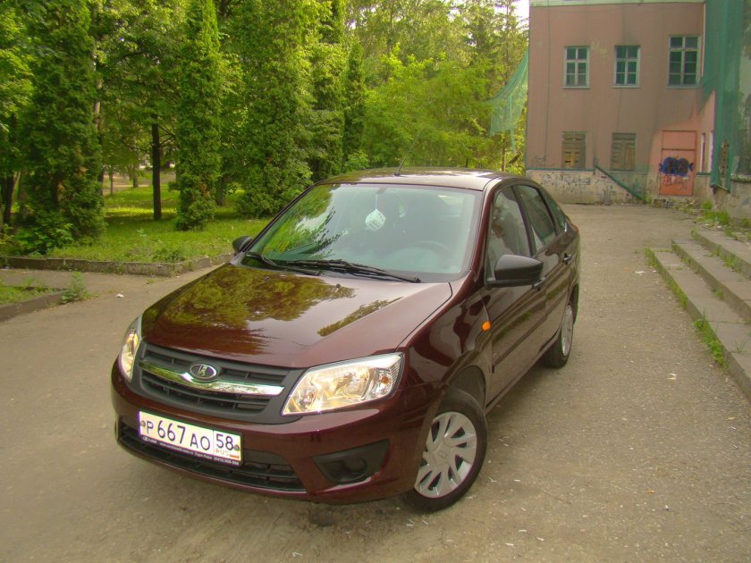 Вишневая Лада Гранта лифтбек