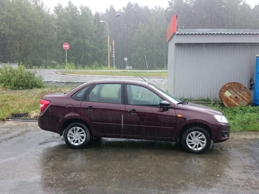 Lada Granta темно красная