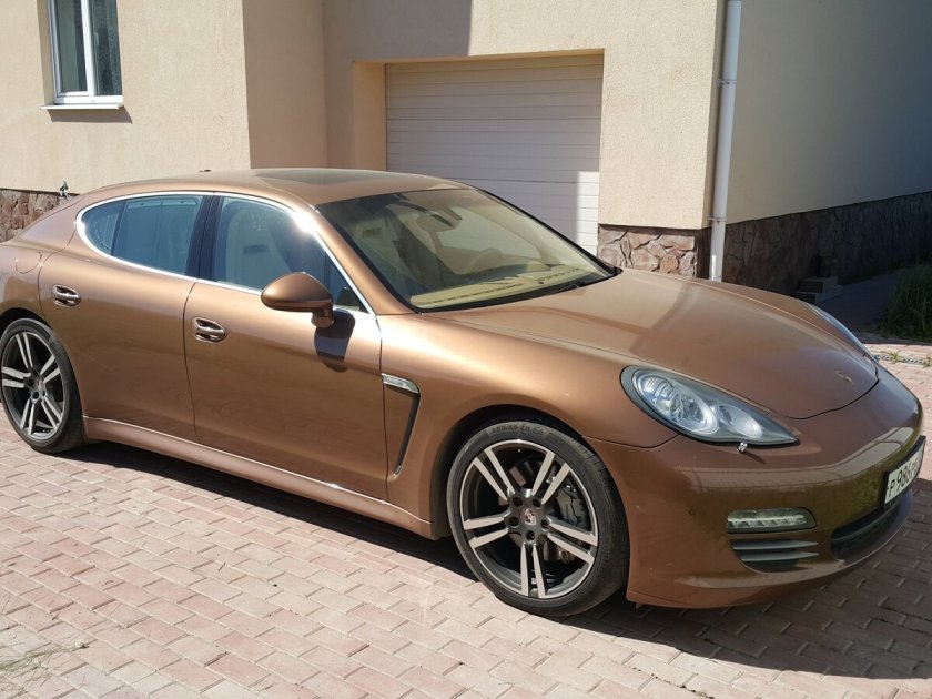 Porsche Panamera коричневый