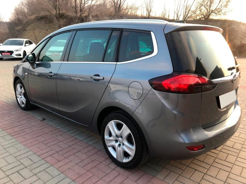 Opel Zafira c Рестайлинг