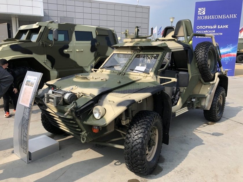 Военный легковой современный автомобиль