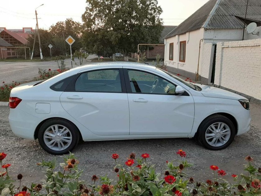 Веста седан белая