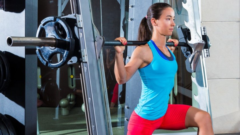 Приседания сумо в тренажере Смита