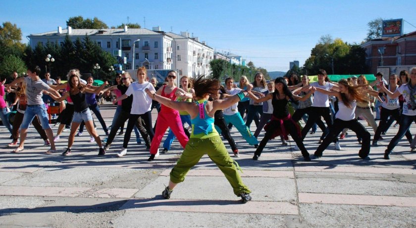 Зумба фитнес в парке