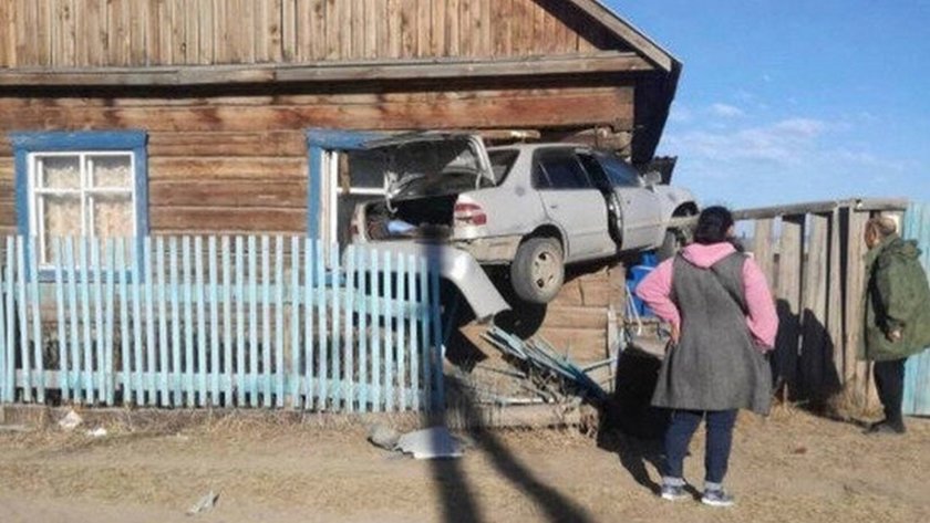 Машина врезалась в дом в Бурятии
