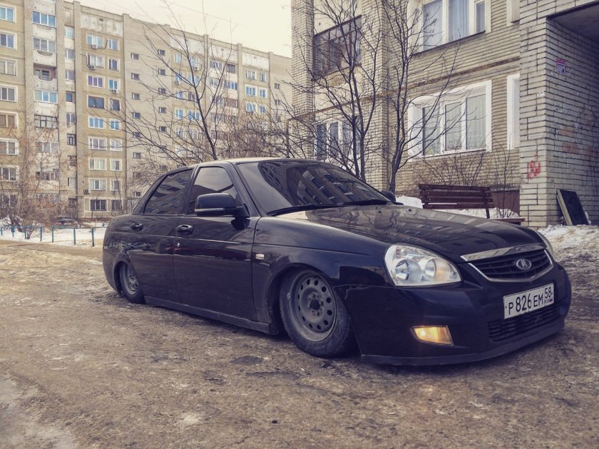 Заниженная черная Приора седан