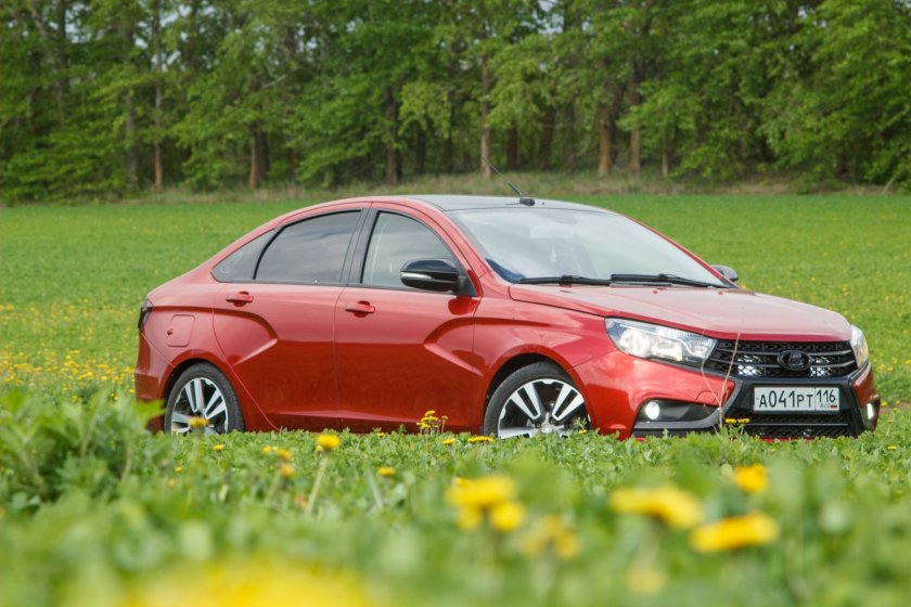 Lada Vesta красная