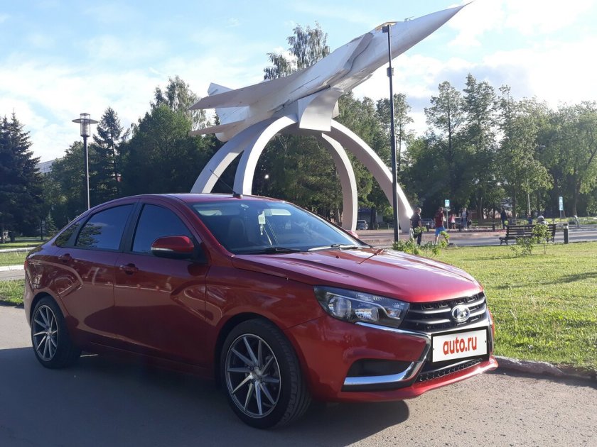 Лада Веста красная с черной крышей