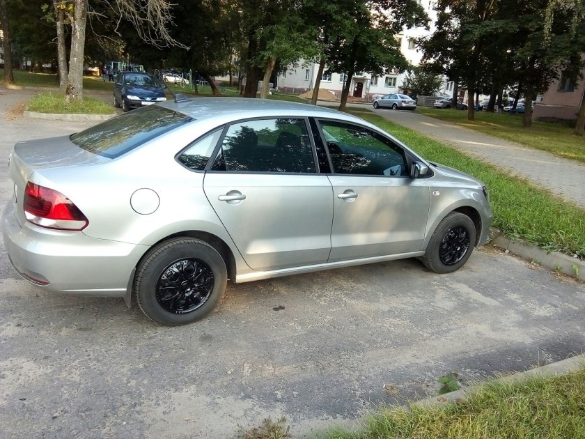Volkswagen Polo sedan на чёрных дисках